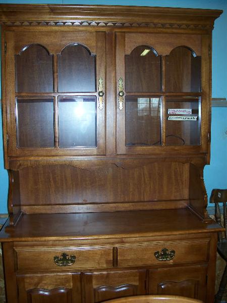 excellent condition two piece hutch