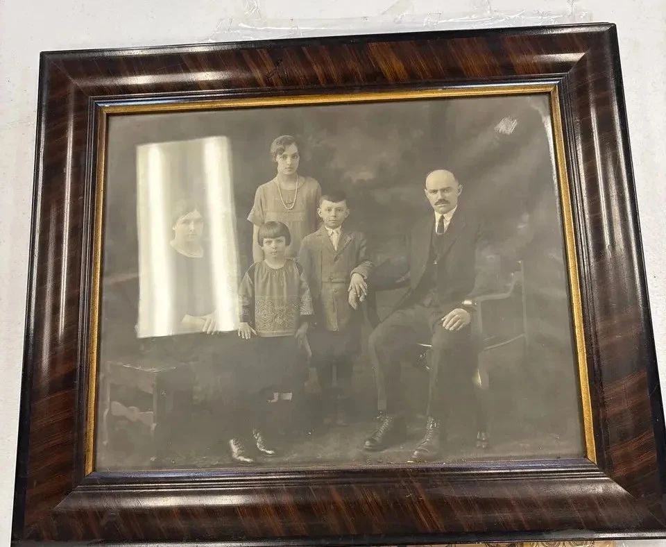Antique Early 1900s Family Portrait Photograph in Ornate Faux Wood Grain Frame