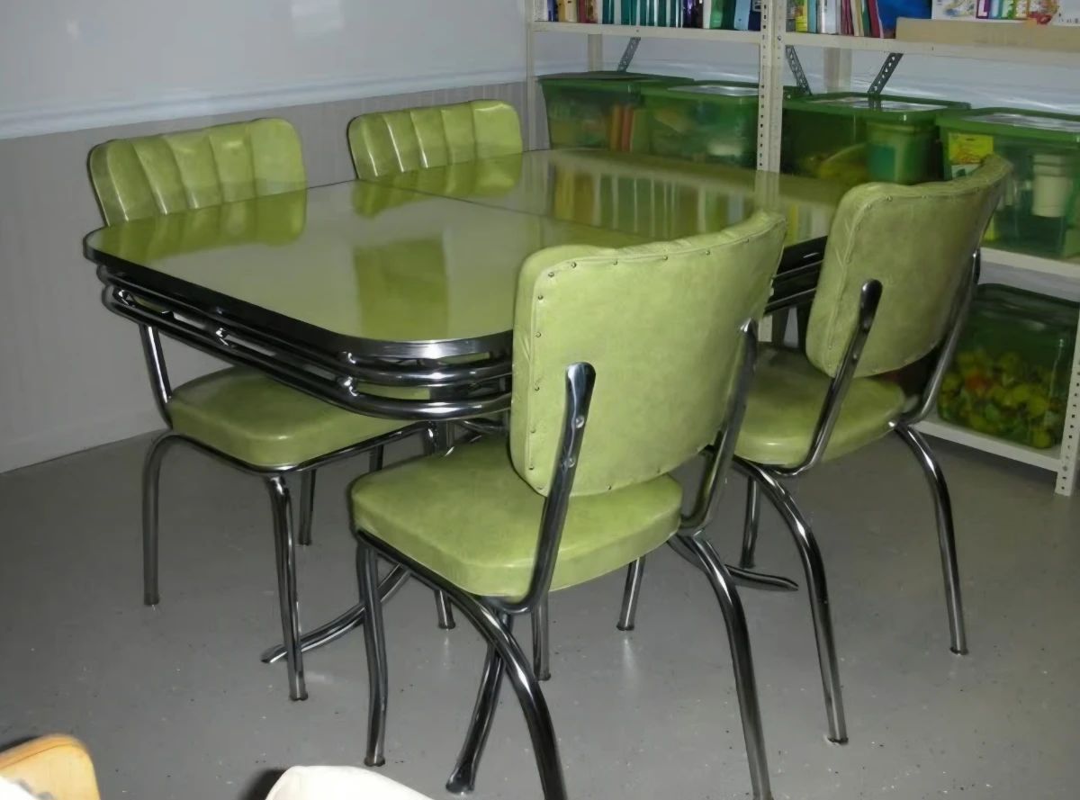 $700, Vintage Original diner table w/4 chairs & leaf