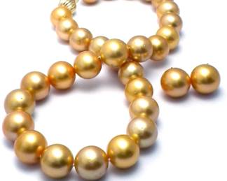 Lot 9677 Southsea Pearl Necklace Set