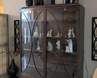Henredon bowfront vitrine lighted display cabinet, decorative vases, mirrors, and sculptures, Lladro porcelain