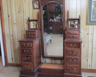 Dressing lingere and mirror chest