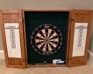 DMI The Bandit Dartboard Cabinet Set
