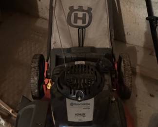 Husqvarna 800 Series Walk-Behind Lawn Mower