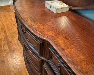 Traditional Serpentine Front Nine-Drawer Dresser