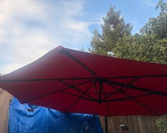 Upgrade your backyard setup with this high-quality, large cantilever patio umbrella. Designed with an offset pole layout, it maximizes your usable shade space without an annoying pole blocking the center of your table or seating area.