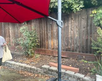 Upgrade your backyard setup with this high-quality, large cantilever patio umbrella. Designed with an offset pole layout, it maximizes your usable shade space without an annoying pole blocking the center of your table or seating area.