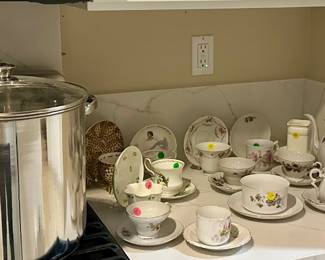 Tea sets and cooking pot