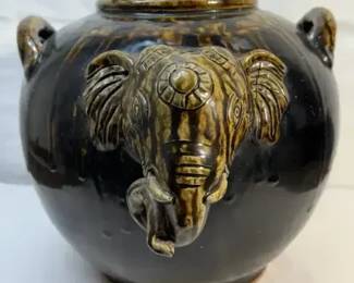 Elephant theme pottery vase