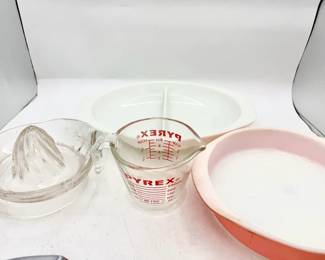 (4) Vintage Dishes Feat Pyrex