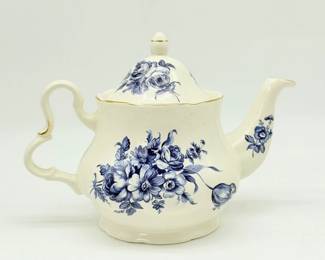 104 RoyalCaldoneBlueFloralPorcelainTeapot