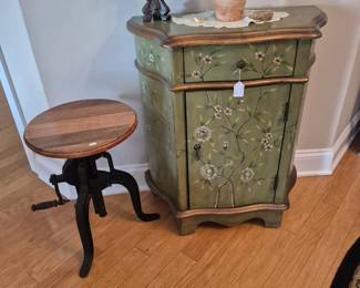 Adjustable table/stool