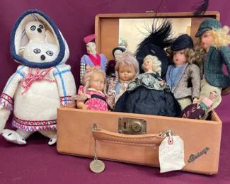 Vtg Antique Dolls WSmall Travel Case