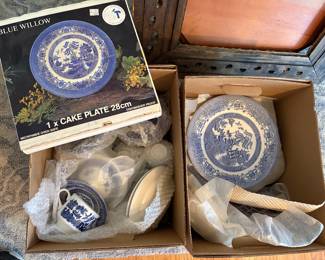 Blue Willow, 16 plates, 16 cup and saucers. Assorted other pieces, cake plate