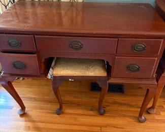 vanity and bench, also has an oval mirror