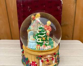 San Francisco Music Box Company Here Comes Santa Claus Water Globe