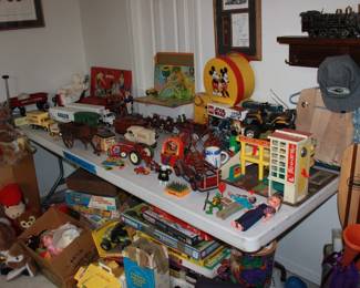 Antique vintage toys Micket Budweiser trains tractor Radio Flyer Games models