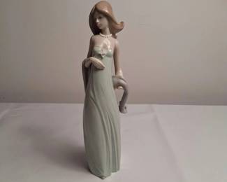 Lladro - Ingenue Figurine