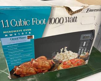 Emerson 1.1 cu ft 1000 watt microwave, new in box.