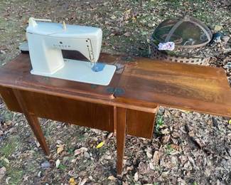 Singer Sewing Machine in Wooden Caninet