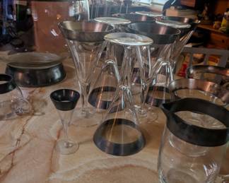 Dorothy Thorpe glassware and serving set