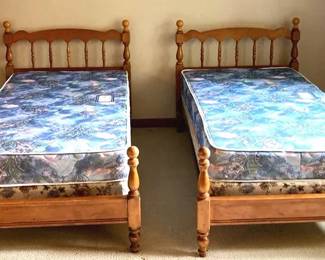 Colonial Pair of Twin Beds