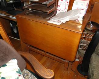 Drop leaf table