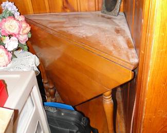Drop leaf triangle table