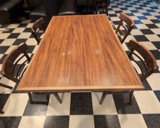 BCD001- Pedestal Table With Chairs