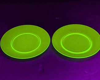 Lot 570: Vaseline glass plates under UV light