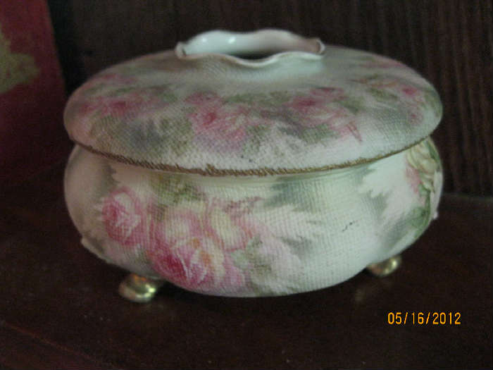 Royal Bayreuth Tapestry Hair Receiver (1913-1930 mark) See next picture