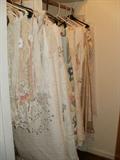 Linens incl. tablecloths, bedspreads, quilts