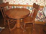 Oak pedestal table with 2 leaves