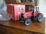 First ever Case IH Magnum Tractor 7130 MFD 1/16 scale model in original box - mint condition ( Limited Edition 1987 Denver, CO)
