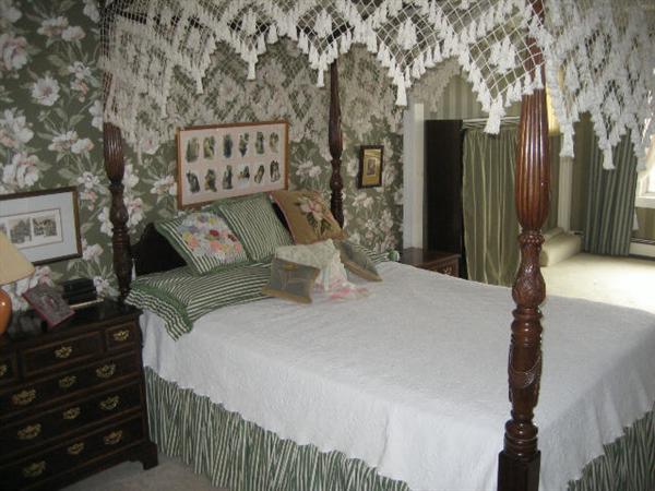 Henredon Canopy Bed & Bedroom suite