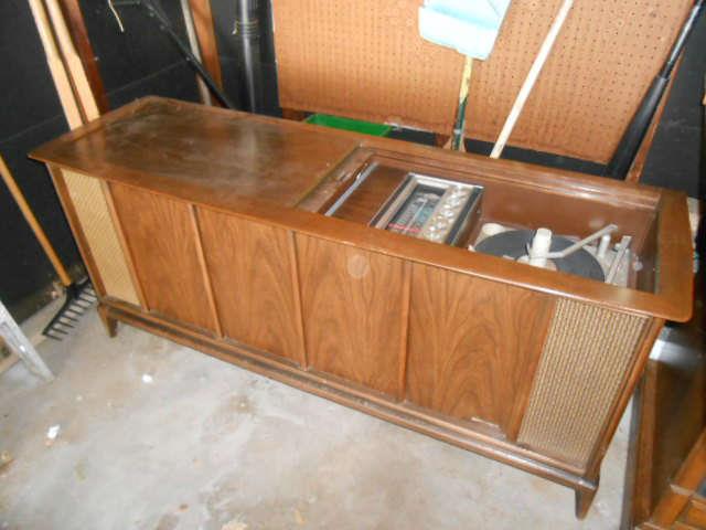Vintage retro Magnavox Stero HI-FI radio and turn table. Nice condition in working order.