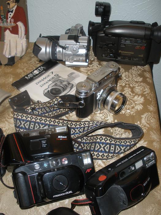 Various vintage cameras including a 1950's Voigtlander Prominent...