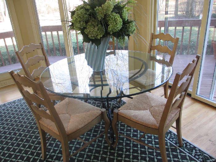 TABLE AND CHAIRS AND EXAGON RUG IN GREEN