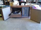 Mid-century GE Portable phonograph and radio with detachable stereo speakers
