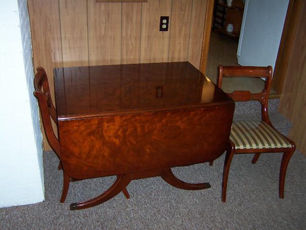 Mahogany Duncan Phyfe table with 4 chairs and 3 leaves