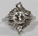 Lot#2171, 14 KT WHITE GOLD AND 1.50 CT DIAMOND RING.TW. 7.4 GR. With baguettes and an adjustable band.