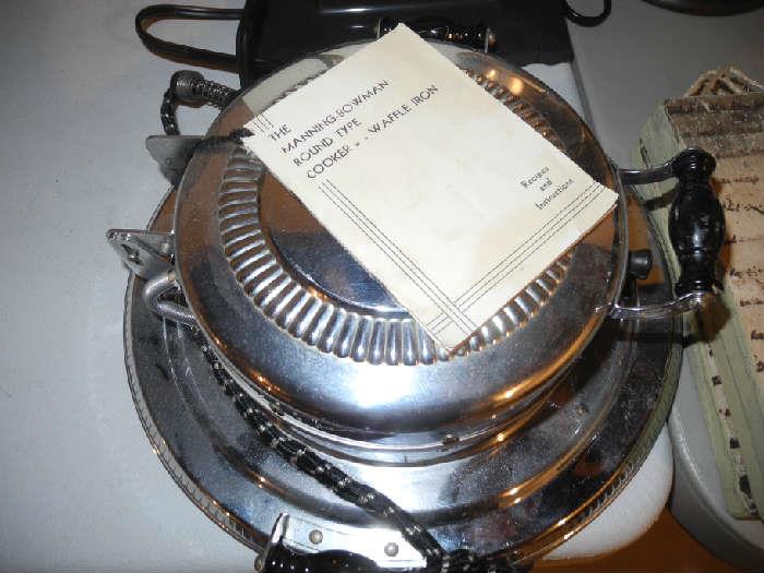 Vintage waffle maker in excellent condition!