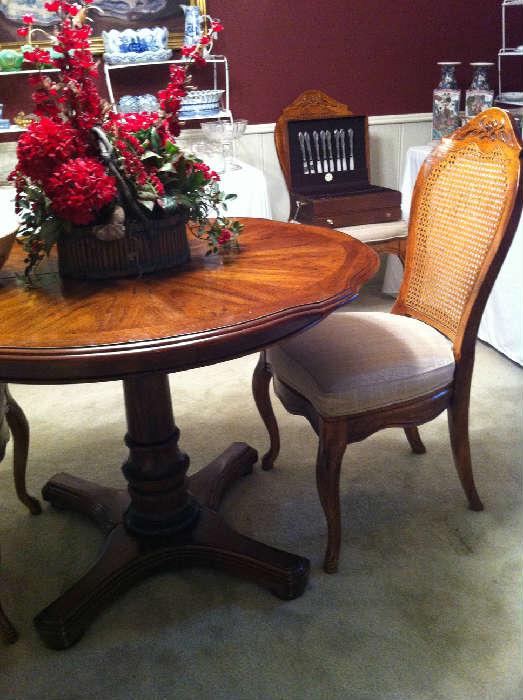                                   very nice dining table/4 chairs