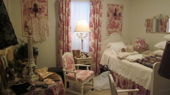 Toille room, lots of neat collectibles, linens