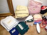 King sz sheets hand towels and washcloths.