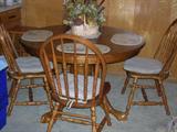 Oak round table w/1 leaf and 4 chairs
