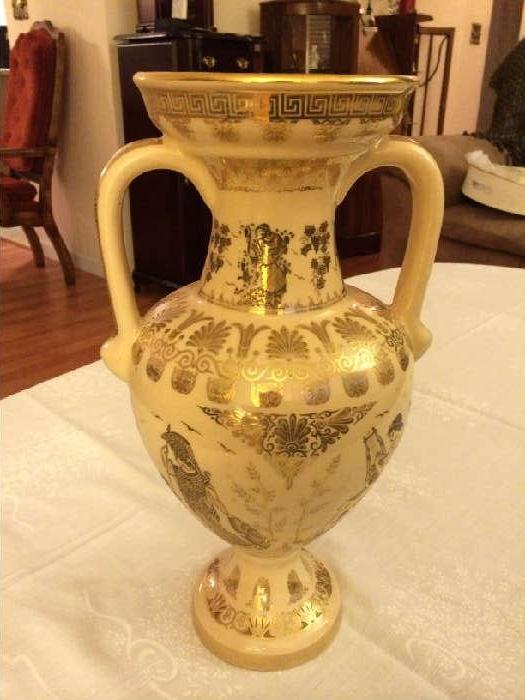 Grecial gold urn 