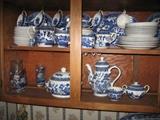 over200 pieces of Blue Willow dishes