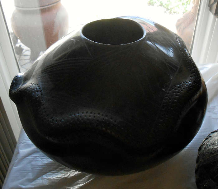 INDIAN POTTERY SIGNED ROSA QUEZADA