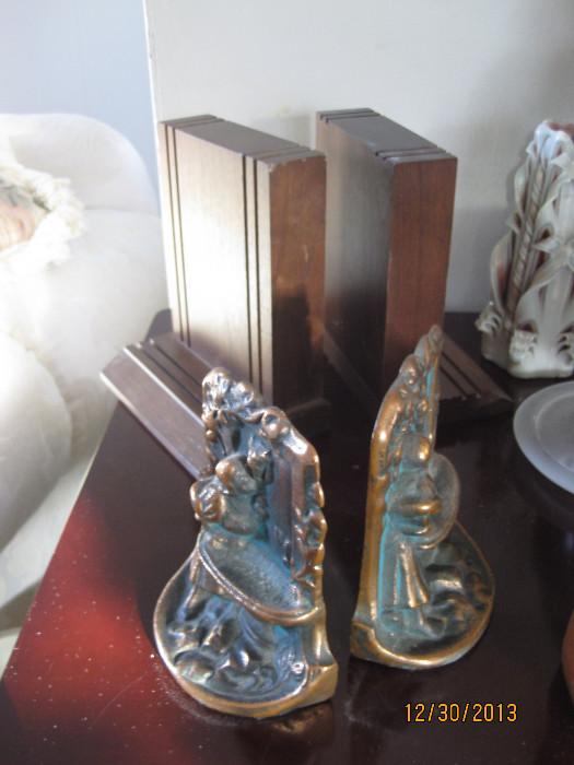 2 pair of bookends